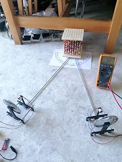 Experimenteller Aufbau mit Multimeter, Sensoren und farbigen Bauteilen