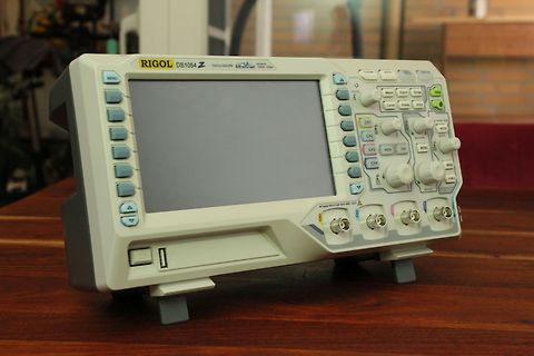 Rigol DS1054Z Oszilloskop auf Holztisch