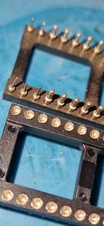 Nahaufnahme von IC-Sockeln mit Pins