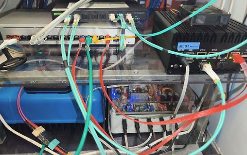 Verdrahtung von Netzwerkgeräten und Elektronikkomponenten