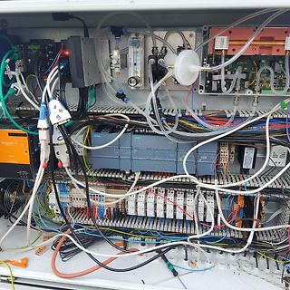 Verkabelung eines Schaltschranks mit SPS und Komponenten