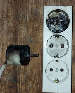 Verschmorte Steckdose und Netzstecker