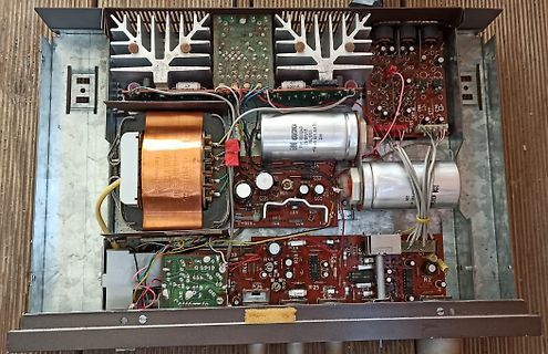 Innenansicht eines Netzteils mit Transformator und Kondensatoren