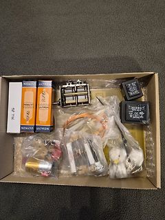 Elektronikkomponenten in einem Karton