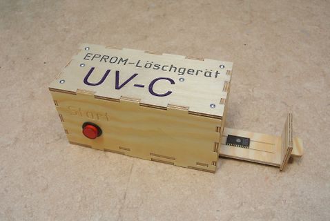 Holzgehäuse eines EPROM-Löschgeräts mit UV-C Bestrahlung