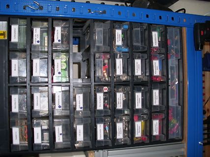 Sortierbox mit elektronischen Bauteilen