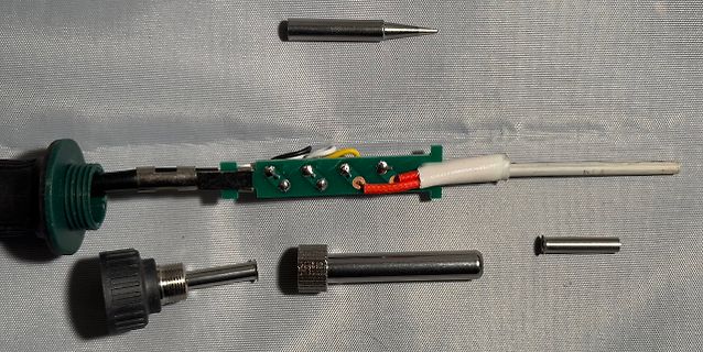 Zerlegte Elektronikkomponente mit Leiterplatte und Metallteilen