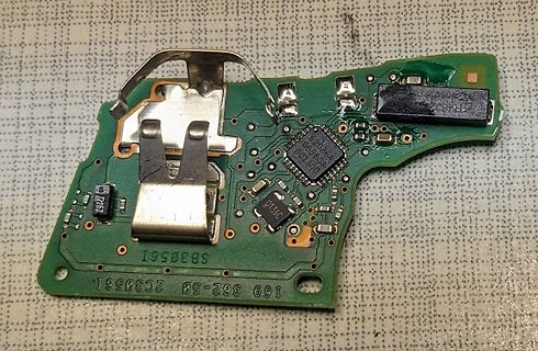Leiterplatte mit Metallklammern und integriertem Schaltkreis