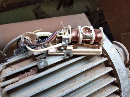 Elektromotor mit Wicklungen und Kabeln