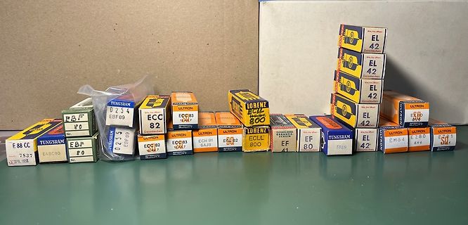 Sammlung alter Elektronikbauteil-Schachteln