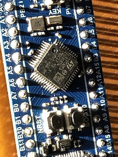Nahaufnahme einer blauen Leiterplatte mit Mikrocontroller