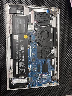Innenansicht eines geöffneten Laptops mit Akku und Platine