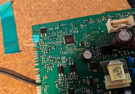 Foto einer Leiterplatte mit elektronischen Bauteilen