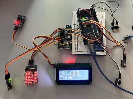 Mikrocontroller Aufbau mit LCD Display und LED Matrix