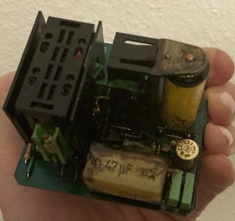 Nahaufnahme einer Leiterplatte mit elektronischen Bauteilen