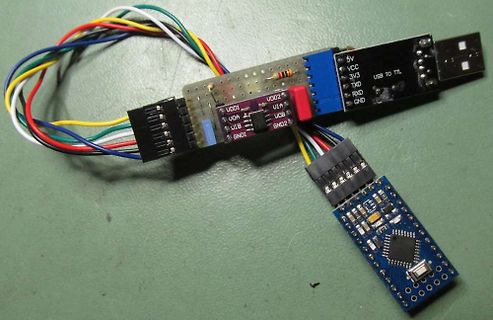 Verbindung von USB-zu-TTL Adapter und kleiner Leiterplatte