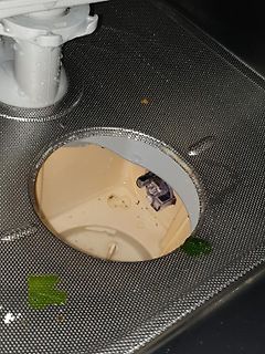 Innenansicht eines Kunststoffgehäuses in Metallstruktur