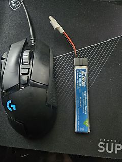 Computermaus und Lithium-Polymer-Akku auf Mauspad