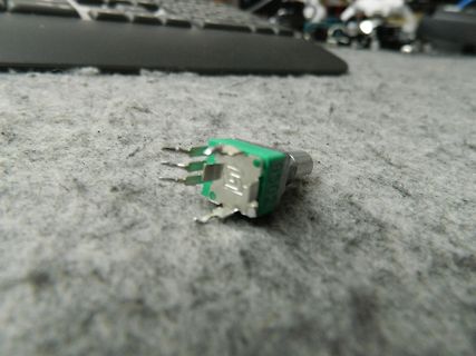Elektronisches Bauteil auf Untergrund