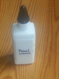 Flasche Kleber auf Holzuntergrund