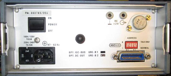 Rückseite eines elektronischen Geräts mit Anschlüssen