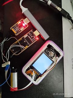 Elektronik-Prototyp mit Display und Leiterplatten