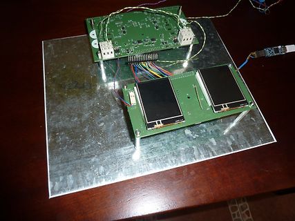 Elektronik-Aufbau mit zwei Platinen auf Metallplatte
