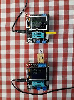 Zwei IR-Detektoren mit Display auf kariertem Untergrund