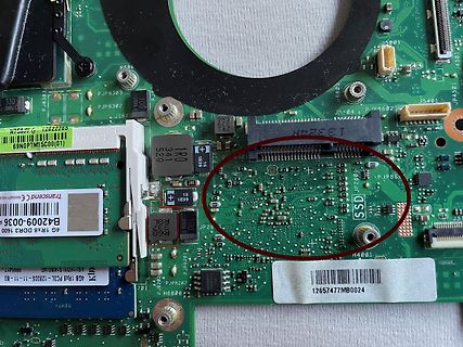 Nahaufnahme einer Leiterplatte mit RAM-Modulen