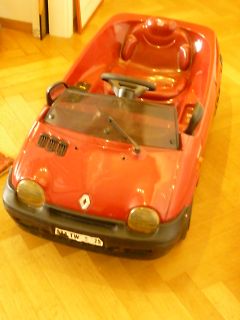 Rotes Spielzeugauto
