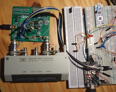 Elektronik-Messaufbau mit Breadboards und HP Test Fixture