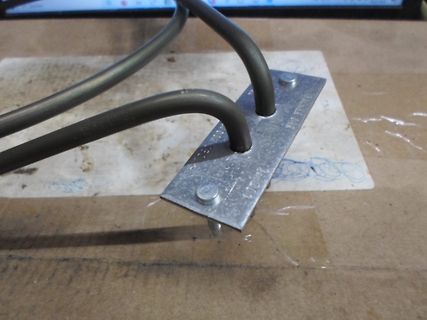 Kabel an Metallplatte mit Schrauben
