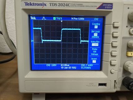 Abfotografiertes Tektronix Oszilloskop mit Rechtecksignal