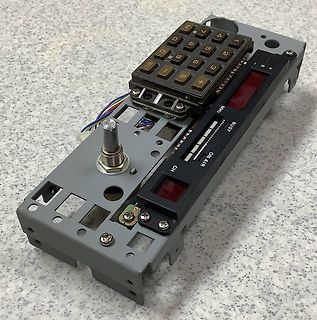 Bedienpanel eines Funkgeräts mit Tastatur und Display