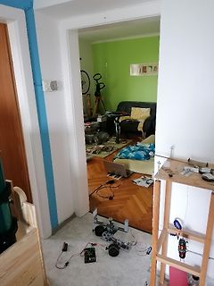 Werkstatt mit Elektronikaufbau auf dem Boden