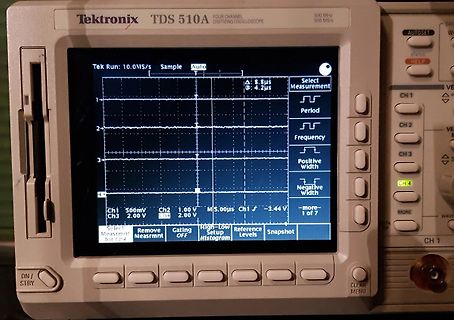 Tektronix TDS 510A Oszilloskop mit Messkurve