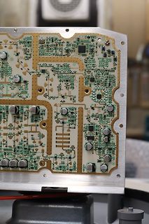 Nahaufnahme einer Leiterplatte mit Elektrolytkondensatoren