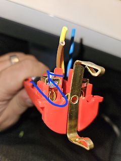 Zerlegter elektrischer Schalter mit Drähten