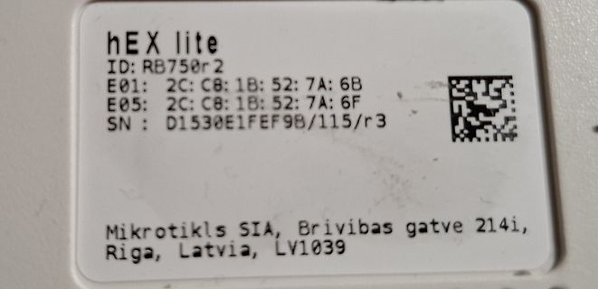 Aufkleber eines MikroTik hEX lite Routers