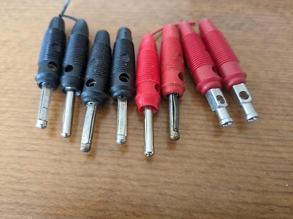 Mehrere Krokodilklemmen in Rot und Schwarz
