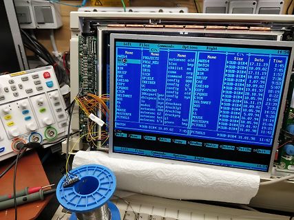 Abfotografierter Bildschirm eines Retro-Computers mit Verzeichnisliste
