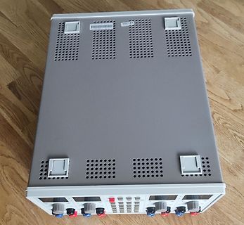 Graues Metallgehäuse eines Labornetzteils