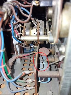 Innenansicht eines elektronischen Geräts mit Verdrahtung