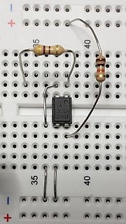 Aufbau auf Breadboard mit Widerständen und Optokoppler