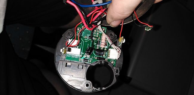 Geöffnete Elektronik mit Leiterplatte und Kabeln