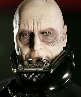 Porträt einer Sci-Fi-Figur mit mechanischem Halskragen
