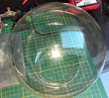 Glaskugel auf Schneidematte