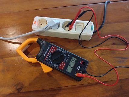 Strommessung an Steckdose mit Multimeter