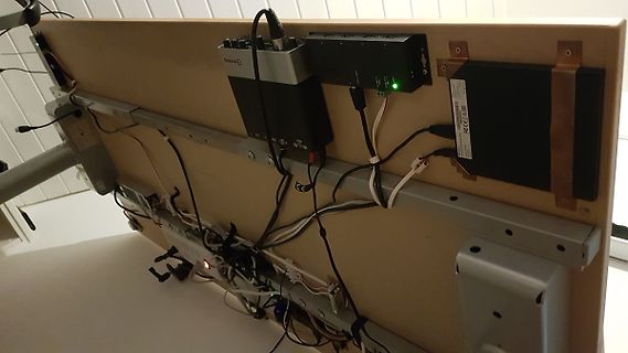 Elektronikkomponenten und Kabel auf einer Holzplatte