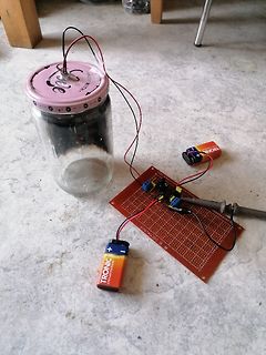 Elektronik-Aufbau mit Lochrasterplatine und Batterien